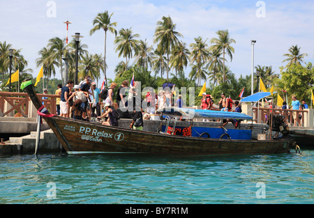 Traditionellen Longtail Fischerboote, Ko Phi Phi Island, Thailand Stockfoto