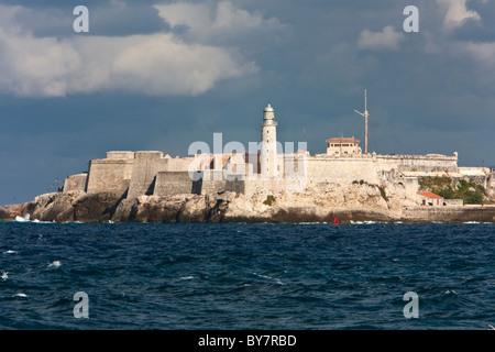 Kuba, Havanna. Castillo del Morro (El Morro Festung), bewacht den Eingang zur Havana Bucht. Stockfoto