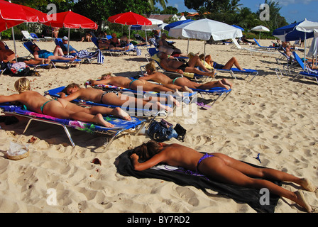 Urlauber auf Strand, Bridgetown, Barbados, Karibik Sonnen. Stockfoto