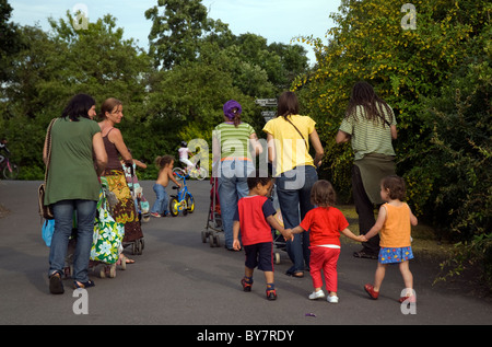 Gruppe von Eltern und Kindern zu Fuß in London Park Stockfoto