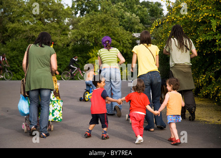 Gruppe von Eltern und Kindern zu Fuß in London Park Stockfoto