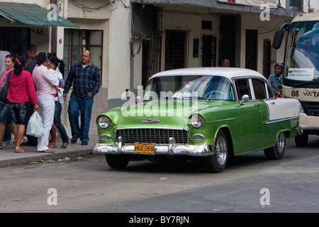 Kuba, Havanna. Alte amerikanische Autos aus den 1950er Jahren dienen als Taxis in Kuba. Dies ist ein 1955 Chevrolet. Stockfoto