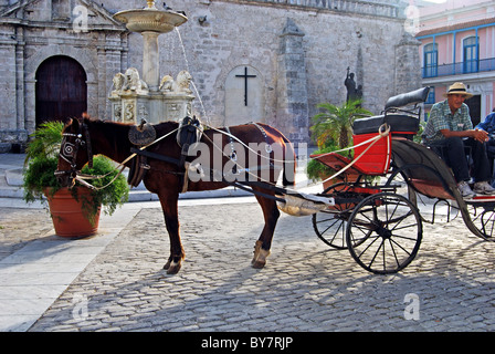 Pferdekutsche außerhalb einer Kirche, Havanna (Habana), Kuba, Karibik. Stockfoto