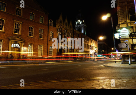 Ost-Parade in Leeds in der Nacht Stockfoto