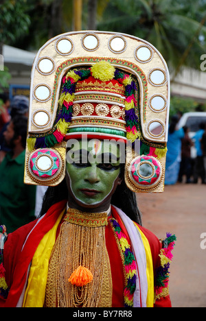 traditionelle Tänzer mit bunten Kostümen von einem Festival in Kerala, Indien Stockfoto