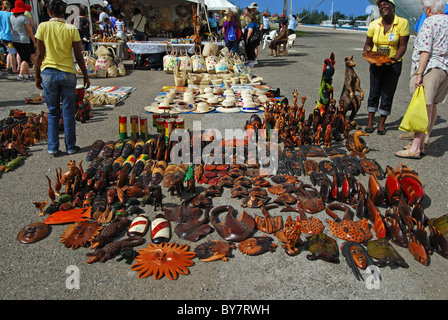 Geschnitzte hölzerne Souvenirs zum Verkauf auf der Uferstraße, Montego Bay, Jamaika, Karibik. Stockfoto