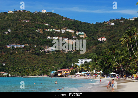 Blick entlang des Strandes, Roadtown, Tortola, Britische Jungferninseln, Karibik. Stockfoto