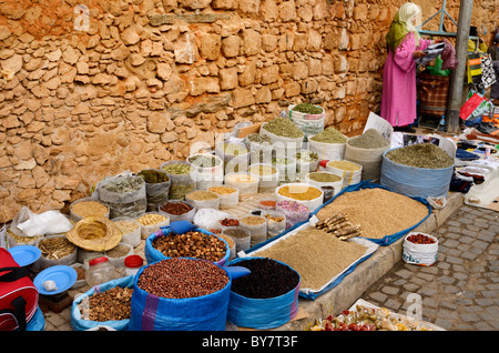 Marokkanische Verkäufer, die Kräuter und waren entlang der Wand von der alten Medina Casablanca Marokko Nordafrika Stockfoto