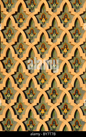 Nahaufnahme von Zellige Terrakotta Fliesen Arbeit Mosaik auf der König Hassan II Moschee in Casablanca Marokko Stockfoto
