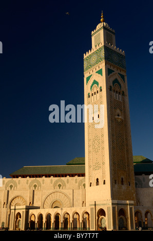 Goldene Sonne auf Welten höchste Minarett der Hassan II Moschee in Casablanca Marokko bei Sonnenuntergang mit blauem Himmel Stockfoto