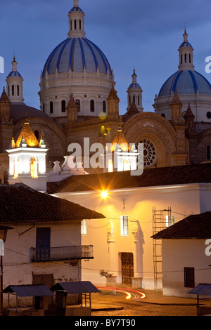 Kathedrale der Unbefleckten Empfängnis Mariens, erbaut 1885, in der Abenddämmerung, Cuenca, Ecuador Stockfoto