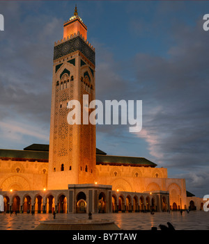 Lichter auf Hassan-II.-Moschee und Minarett in Casablanca Marokko in der Dämmerung Stockfoto