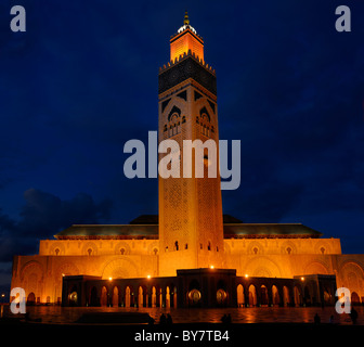 Golden leuchtet der Hassan II Moschee und Minarett in der Nacht in Casablanca Marokko Stockfoto