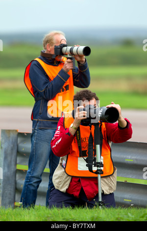 Motorsport-Fotografen Fotografieren ein Motorrad-Rennen. Stockfoto