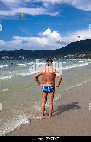 Älterer Mann in Badehose am Strand von Patong Phuket Thailand Stockfoto