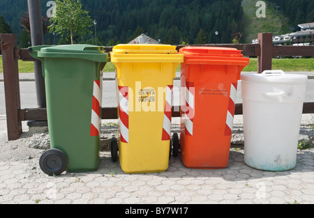 Trash Container für die Mülltrennung: Kunststoff, Glas, Aluminium, Papier- und Nahrungsmittelindustrie Stockfoto