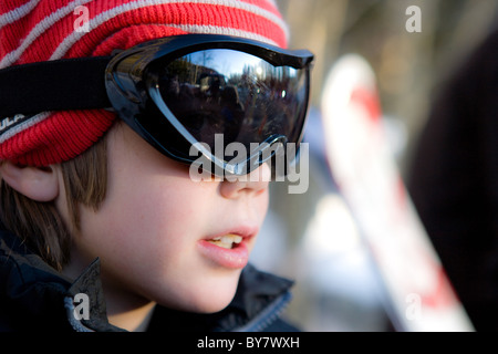 Acht Jahre alter Junge tragen Googles und einen roten Hut, immer bereit, ski Stockfoto