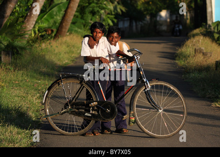 ländliche indischen Schülerinnen und Schüler mit dem Fahrrad zur Schule zu gehen Stockfoto