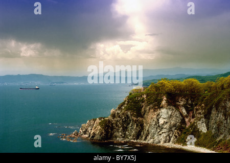 Stürmisches Wetter nähert sich der Küste bei Sonnenuntergang; Japan zu sehen Stockfoto