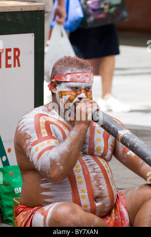 Aborigines Mann tragen traditionelle Körperbemalung spielt das Didgeridoo in Rundle Street Mall, Adelaide, Südaustralien Stockfoto