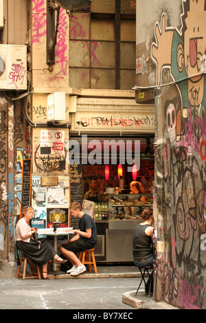 Kleines cafe in Graffiti Gasse zeigen ein paar Menüs des Cafe lesen, Melbourne, Victoria, Australien. Stockfoto