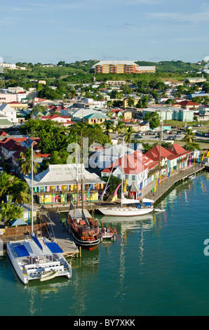 Blick hinunter auf Mauerstruktur farbige Redcliffe Quay, Kreuzfahrtschiff St. Johns, Antigua aus Karibik Stockfoto