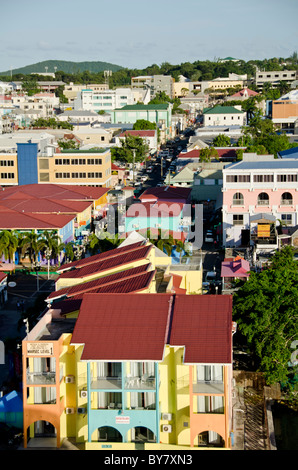 Blick hinunter auf Geschäfte von Heritage Quay, Kreuzfahrt St Johns Antigua aus Karibik Schiff Stockfoto