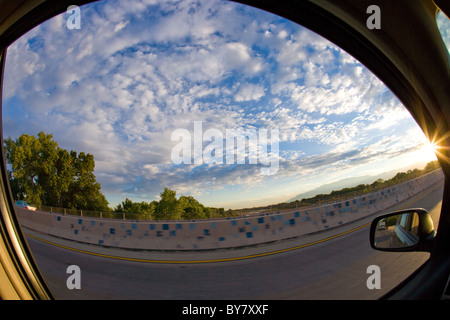 blauer Himmel von New Mexico, USA, durch Autofenster, fisheye-Objektiv gesehen