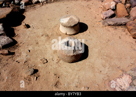 Manuelle Mühle finden Sie unter Ruinen ausgegraben Harrappa Zivilisation bei Dholavira, Anicient Website der Indus-Tal Zivilisation, Indien Stockfoto