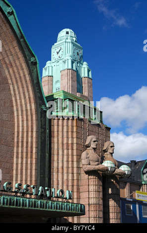 Statuen am Eingang zum Hauptbahnhof, Helsinki, Finnland Stockfoto