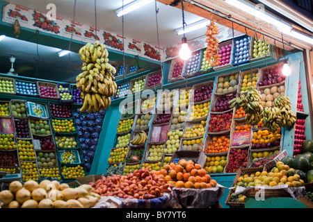 Stände mit frischem Obst in einem Lebensmittelladen Quoseir Dorf, Rotes Meer, Ägypten. Stockfoto