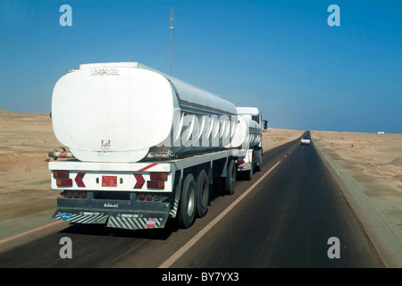 LKW-fahren auf der Autobahn zwischen Marsa Alam und Quoseir, Rotes Meer, Ägypten. Stockfoto