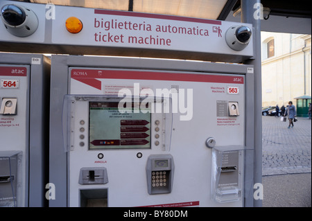 Italien, Rom, Busfahrkartenautomat Stockfoto