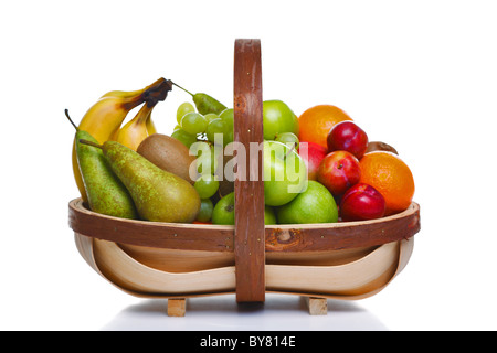 Foto von einem hölzernen Trug voll mit frischem Obst, isoliert auf einem weißen Hintergrund. Stockfoto