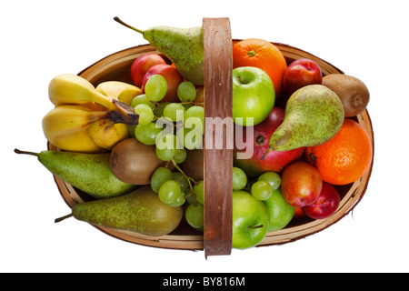 Foto von einem hölzernen Trug voll mit frischem Obst, von oben geschossen und isoliert auf einem weißen Hintergrund. Stockfoto