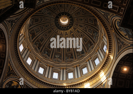 Italien, Rom, Inneres des Petersdoms, Kuppel Stockfoto