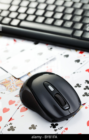 Online-Poker zu spielen. Poker-Karten Stockfoto