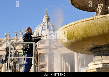 Italien, Rom, Petersplatz, Brunnenreinigung Stockfoto