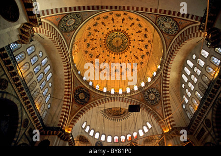Verzierte Kuppel und Windows in der Süleymaniye-Moschee, eine osmanische imperiale Moschee in Istanbul, Türkei. Stockfoto