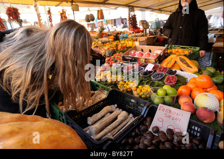 Italien, Rom, Campo de' Fiori, Marktstände, Mädchen, die Fotos von Essen machen Stockfoto