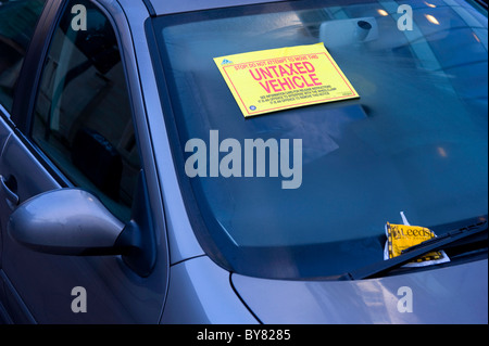 unversteuerten Warnaufkleber befestigt an der Windschutzscheibe des Fahrzeugs Warnung nicht zu bewegen geklemmt Fahrzeug uk Stockfoto