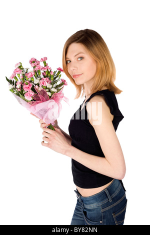 Attraktive lässig schlanke junge Frau mit Nelke Blumenstrauß, isoliert auf weißem Hintergrund Stockfoto