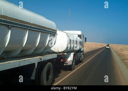 LKW-fahren auf der Autobahn zwischen Marsa Alam und Quoseir, Rotes Meer, Ägypten. Stockfoto