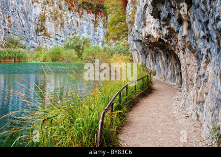 Wanderweg entlang eines Sees in der ruhigen Landschaft des Gebirges Nationalpark Plitvicer Seen in Kroatien Stockfoto