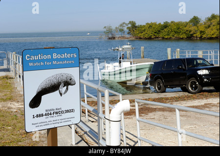 Boot startet in Tampa Bay Florida am Ruskin Simmons Park mit Schild Vorsicht Manatee Bereich Zeichen als Warnung Stockfoto