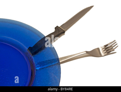 Blaue Teller, Messer und Gabel über weiß Stockfoto