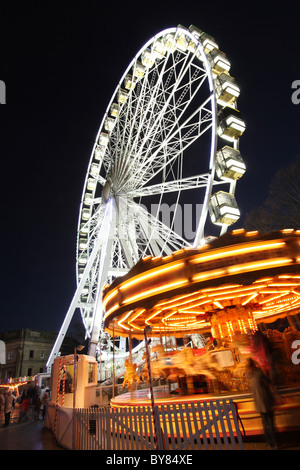 Von Chester, England.  Das viktorianische shopping Dorf und das Chronik-Rad zur festlichen Weihnachtszeit. Stockfoto