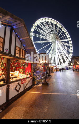 Von Chester, England.  Das viktorianische shopping Dorf und das Chronik-Rad zur festlichen Weihnachtszeit. Stockfoto