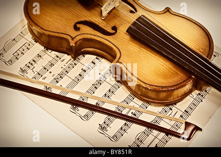 Alte Geige und Musiknoten Stockfoto