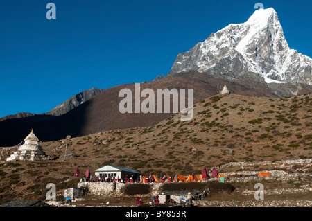 Taboche Peak gesehen aus dem Dorf Dingboche in der Everest Region Nepals Stockfoto